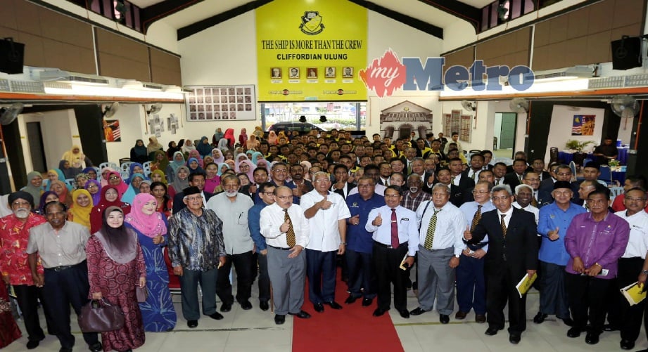 MAHDZIR (tengah) bergambar kenangan pada program Sepetang Bersama Menteri Pendidikan Malaysia ke Sekolah Menengah Kebangsaan Clifford, Kuala Kangsar, hari ini. FOTO Muhaizan Yahya