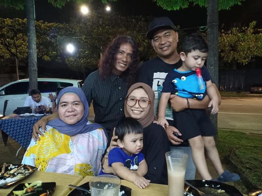 HIDAYAH bersama suami ketika keluar makan malam bersama To’ki dan ibu tirinya, Sharifah Fairuz Syed Yusof. FOTO IHSAN HIDAYAH
