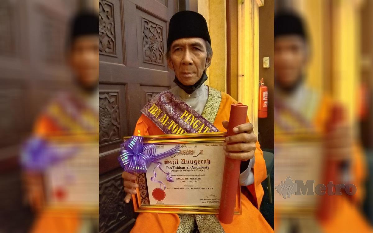 Ismail Nik Man menunjukkan sijil dan anugerah yang diperoleh di Majlis Imaratul Ilmi Ke-3 Kolej Al-Quran Terengganu. FOTO NAZDY HARUN