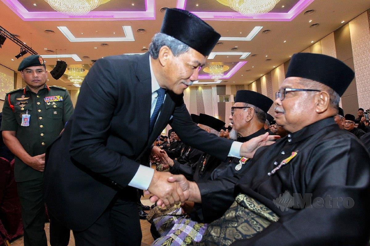 MOHAMAD (kiri) beramah mesra dengan seorang veteran tentera pada Majlis Penganugerahan Pingat Jasa Malaysia (PJM) hari ini. FOTO Azrul Edham