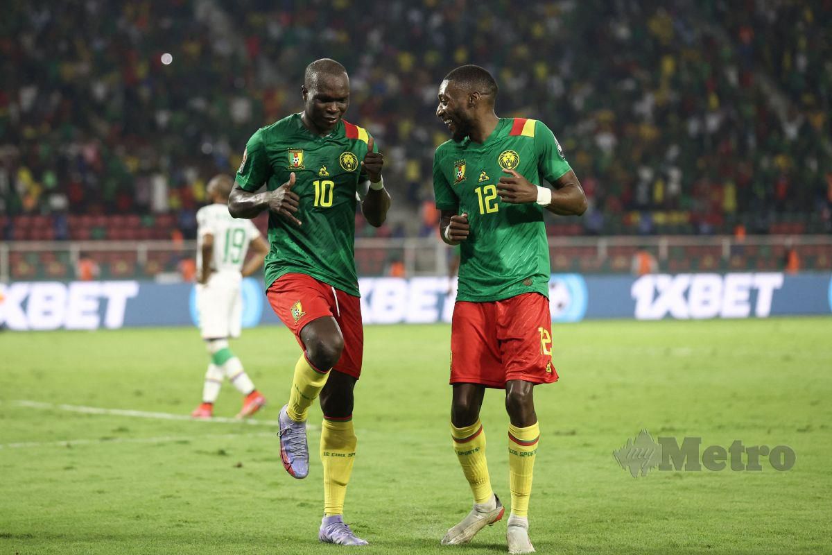 ABOUBAKAR (kiri) serta Toko Ekambi menjadi tonggak penting Cameroon. FOTO AFP