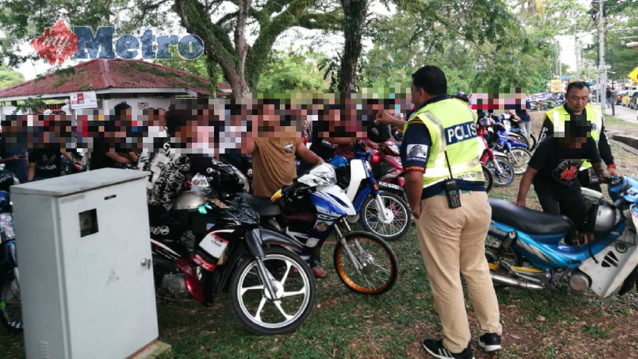 PENUNGGANG motosikal yang ditahan untuk pemeriksaan dalam Ops Samseng Jalanan di Pantai Merdeka, Sungai Petani, semalam. FOTO Omar Osman