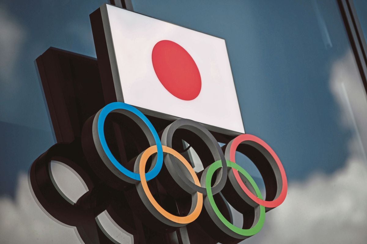 Logo Olimpik dan bendera Jepun dipaparkan di Musim Olimpik di Tokyo. FOTO File AFP 