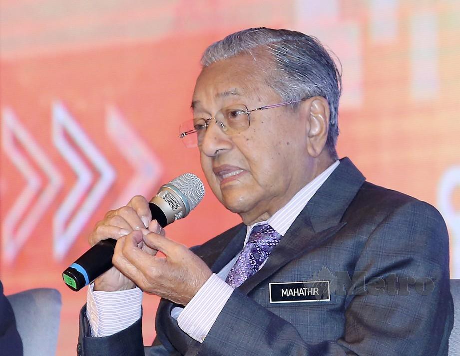 TUN Dr Mahathir ketika menjawab soalan pada Persidangan Pendidikan Teknikal dan Latihan Vokasional (TVET) di Putrajaya. FOTO Ahmad Irham Mohd Noor.