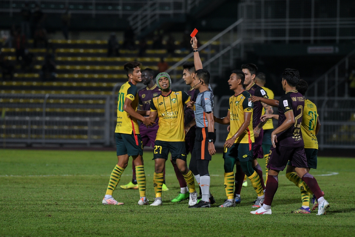 Pemain KDA FC, Mohd Fadzrul Danel Mohd Nizam dilayangkan kad merah oleh pengadil Noor Azriel Baharudin selepas mengasak pemain TFC dengan keras pada Perlawanan Liga Super. 