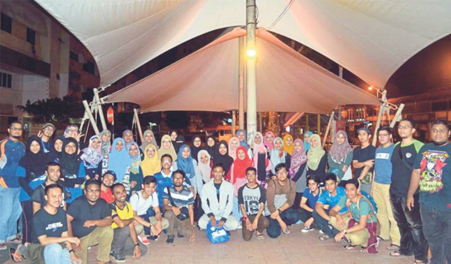 PESERTA Street Welfare dari UUM dan Kindness Kedah bergambar kenangan sejurus program tamat.