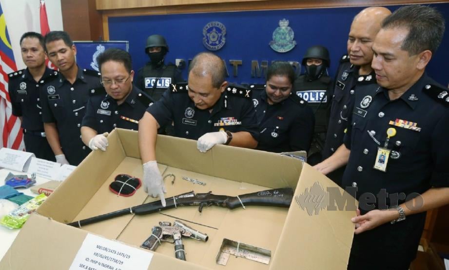 ABDULLAH (tengah) menunjukkan senapang patah dan pistol buatan sendiri serta peluru pada sidanbg media di IPK Kelantan di Kota Bharu, hari ini. FOTO Zaman Huri Isa. 