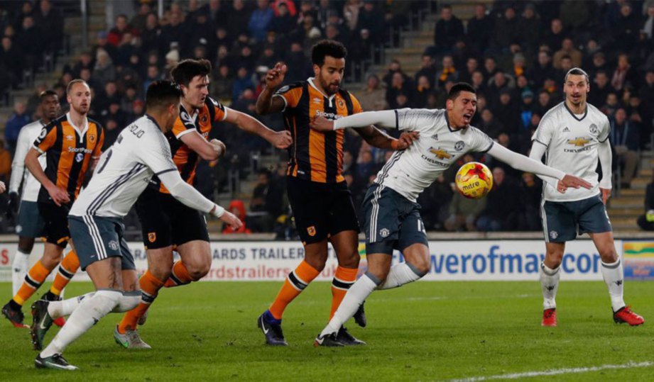HUDDLESTONE (tiga dari kanan) jaring gol pendahuluan buat Hull. FOTO Reuters