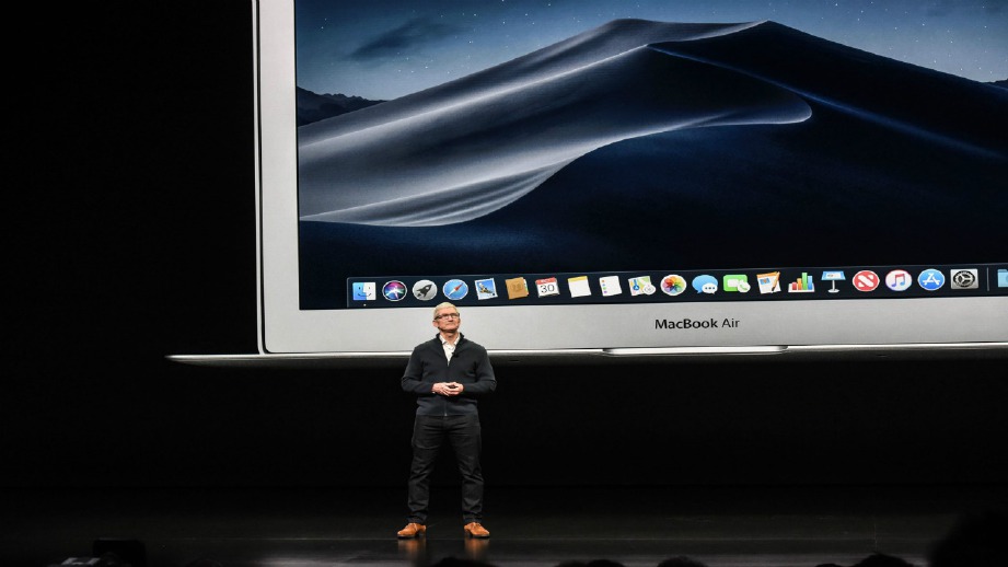 KETUA Pegawai Eksekutif Apple, Tim Cook ketika memperkenalkan MacBook Air baru pada pelancaran di Akademi Muzik Brooklyn, New York, semalam. Foto AFP