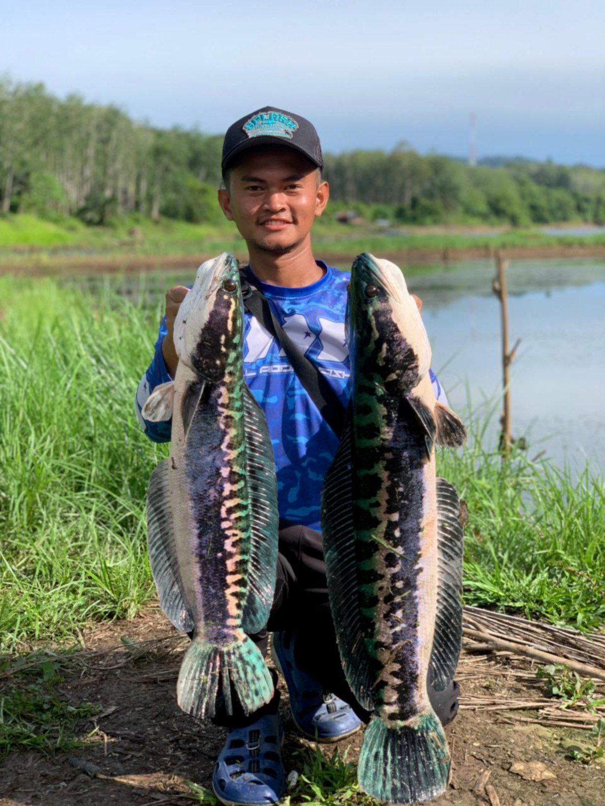 MUHAMMAD Naiman mendapat perhatian selepas berkongsi video melepaskan kembali dua induk ikan toman dinaikkan ke darat ketika memancing di Tasik Beris, Sik. FOTO Ihsan Muhammad Naiman Zulkefli