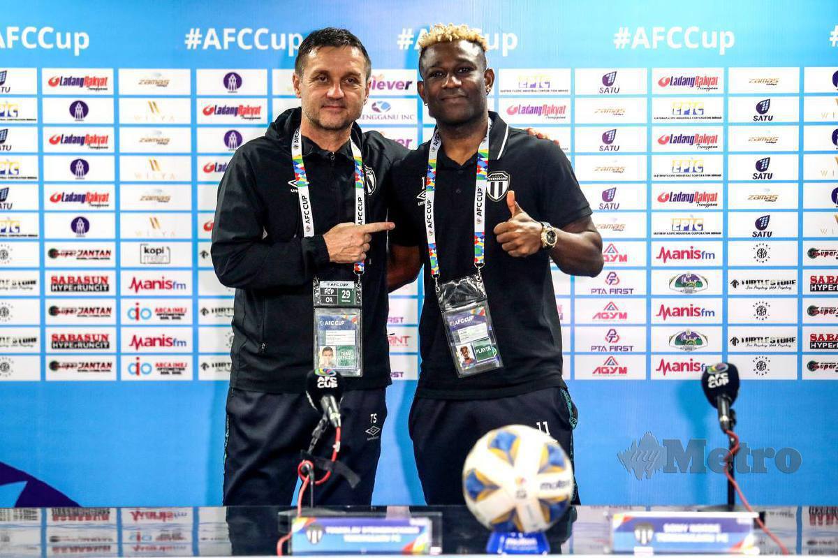 STEINBRUCKNER (kiri) bersama pemain, Sony Norde  semasa sidang media menjelang perlawanan aksi terakhir kumpulan G Piala Konfederasi Bola Sepak Asia (AFC). -FOTO Ghazali Kori  