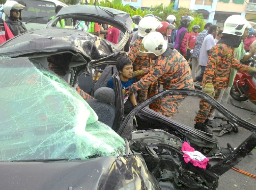 ANGGOTA bomba mengeluarkan mangsa yang tersepit dalam kenderaan kemalangan.