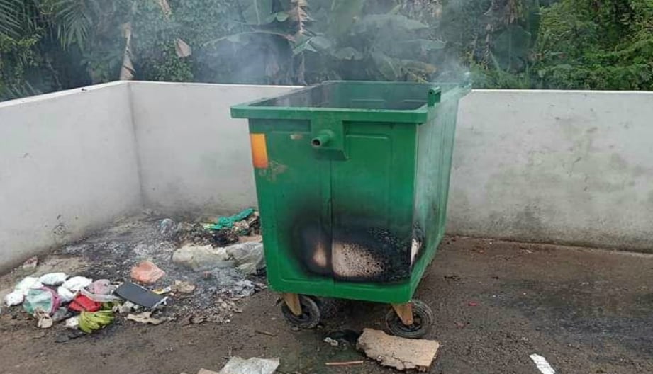 ANTARA tong sampah milik MBKT yang dibakar. FOTO Ihsan Pembaca.