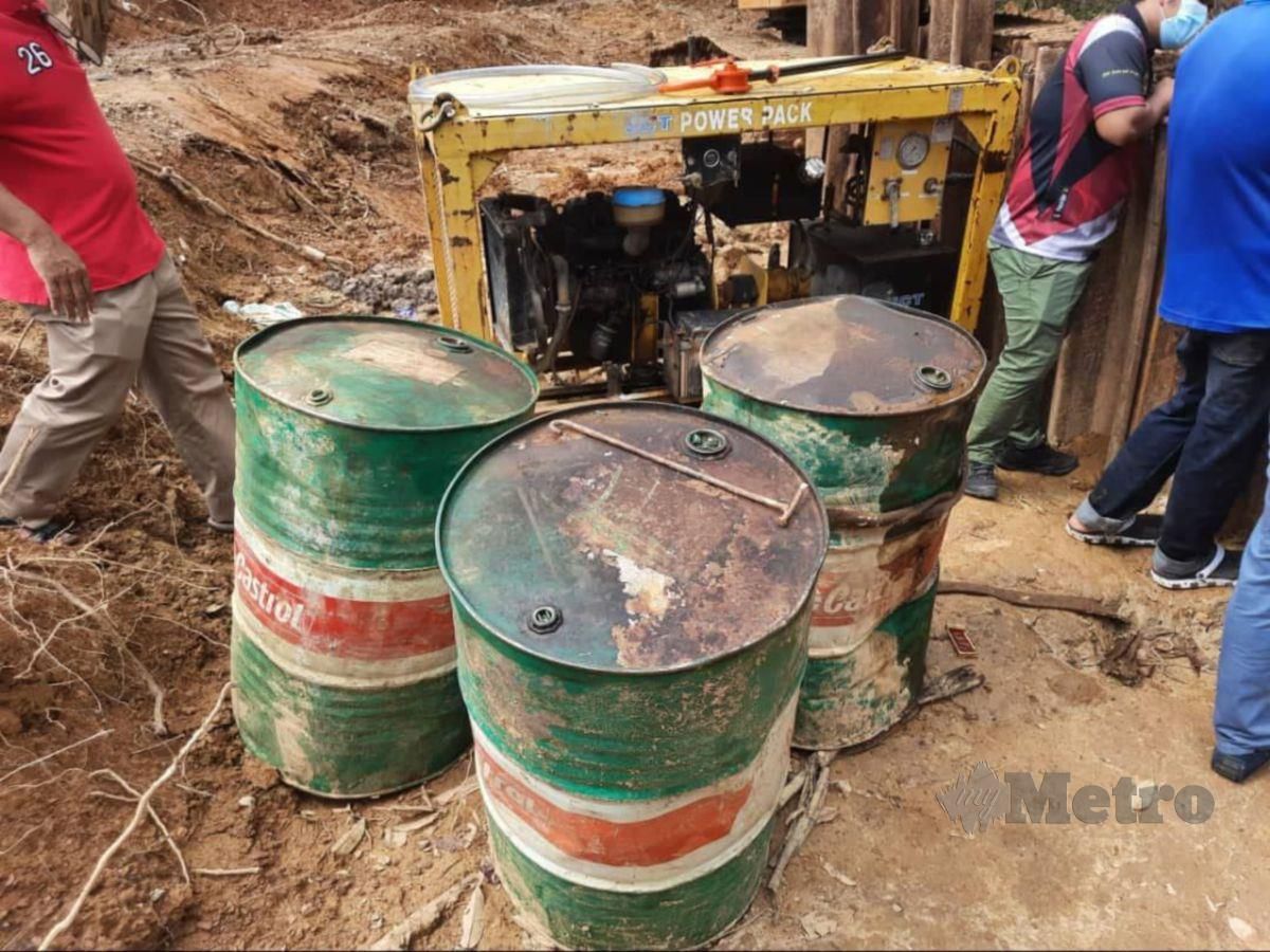 TONG berisi diesel yang dipercayai punca pencemaran air di loji rawatan air Jeniang. FOTO ihsan polis