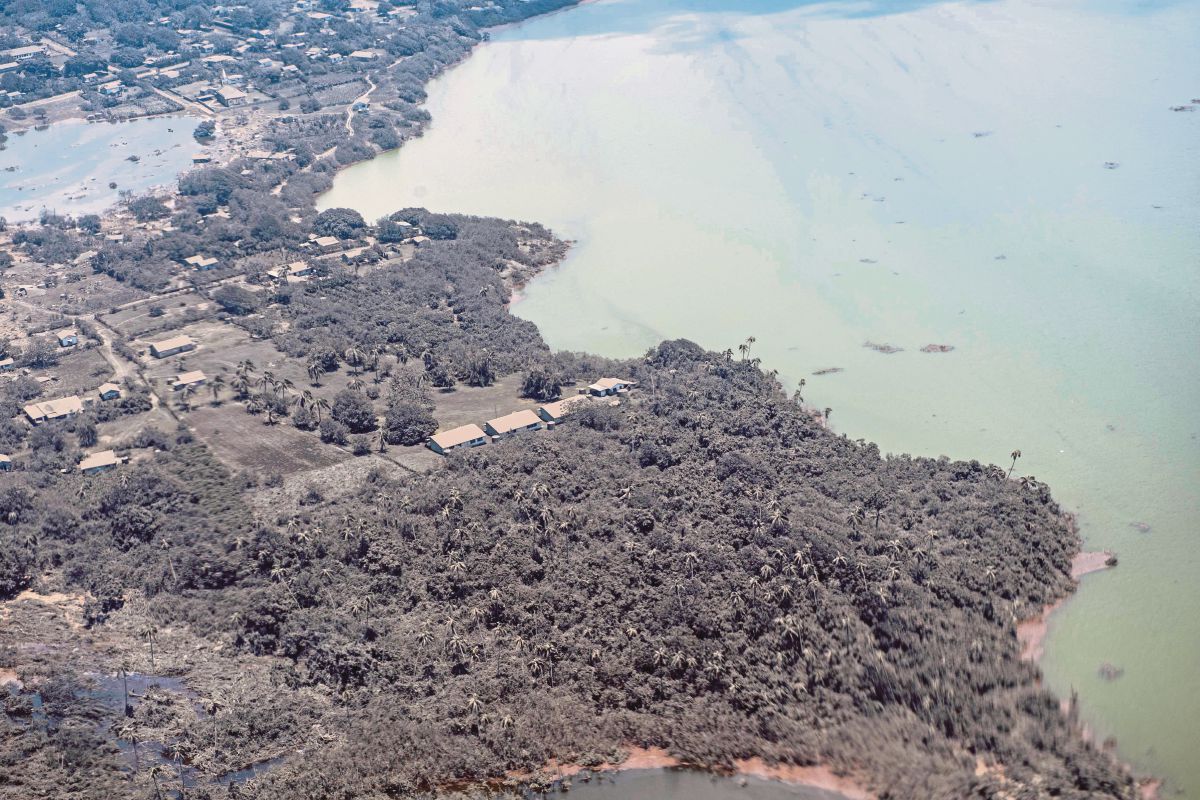 IIMEJ dirakam dari pesawat pemantau Tentera Udara New Zealand menunjukkan debu melitupi rumah dan ladang di Nomuka, Tonga. FOTO Reuters