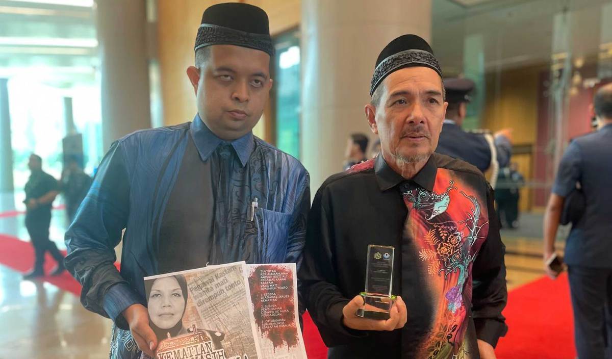 MOHD Baharudin (kanan) dan Afiq Luqman menunjukkan plak Anugerah Wirawati pada Sambutan Hari Kastam Sedunia Kali ke-42 di Pusat Konvensyen Antarabangsa Putrajaya (PICC) hari ini.