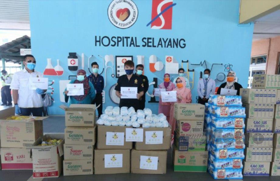 SOON Hee menyampaikan topeng mulut dan hidung kepada Dr Sakinah (dua dari kanan) ketika majlis penyampaian sumbangan di Hospital Selayang. FOTO HAIRUL ANUAR RAHIM