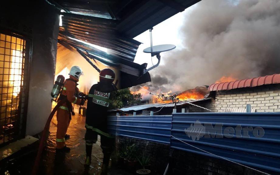 API yang marak dalam kebakaran membabitkan dua rumah di Jalan Teluk Kechai, Kuala Kedah. FOTO IHSAN BOMBA