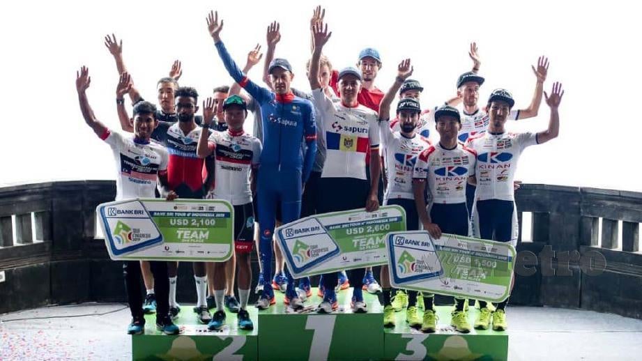 Dyball (baju biru) meraikan kejayaan pasukan terbaik dengan TSG (kiri) kedua dan Kinan Cycling Team (kanan) ketiga. FOTO TSC 