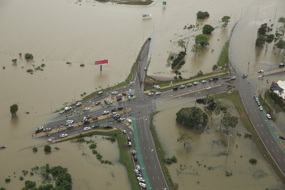 KENDERAAN terkandas selepas air naik membanjiri jalan raya di Townsville, Queensland. FOTO Agensi