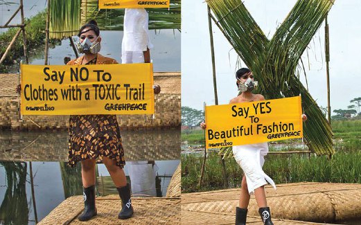 MODEL menggayakan topeng gas dan kasut but getah ketika pertunjukan kempen ‘Tidak kepada fesyen dengan jejak toksik’ di Jawa Barat, bulan lalu.