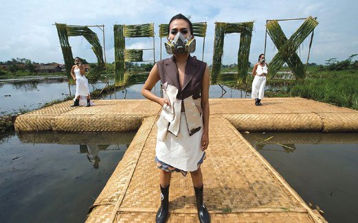 MODEL memperagakan gaun label pereka tempatan yang mesra alam sebagai salah satu kaedah kempen kesedaran memulihara sungai di Indonesia.