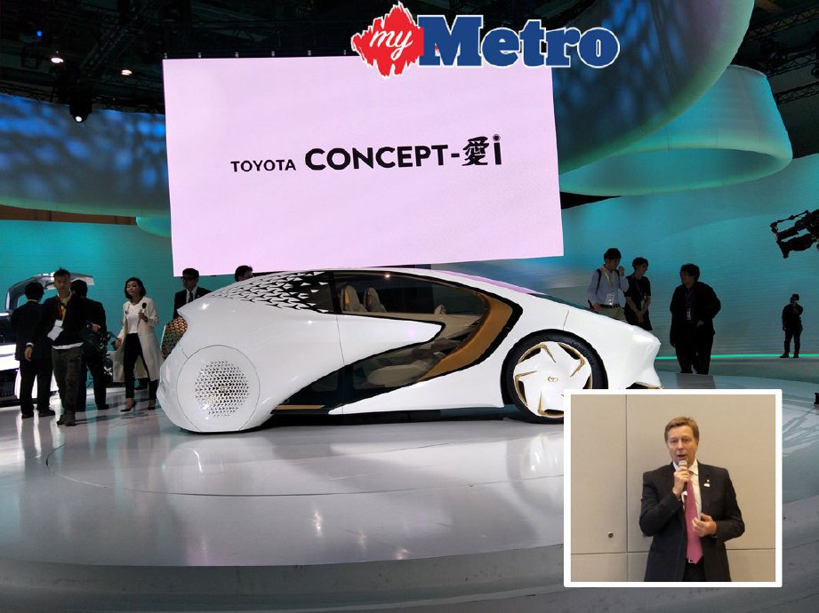 Kereta Concept-i yang dipersembahkan Toyota Motor Corporation pada Pameran Motor Tokyo 2017 dan Naib Presiden Eksekutif Toyota Motor Corporation, Didier Leroy (gambar kecil). FOTO Othman Mamat