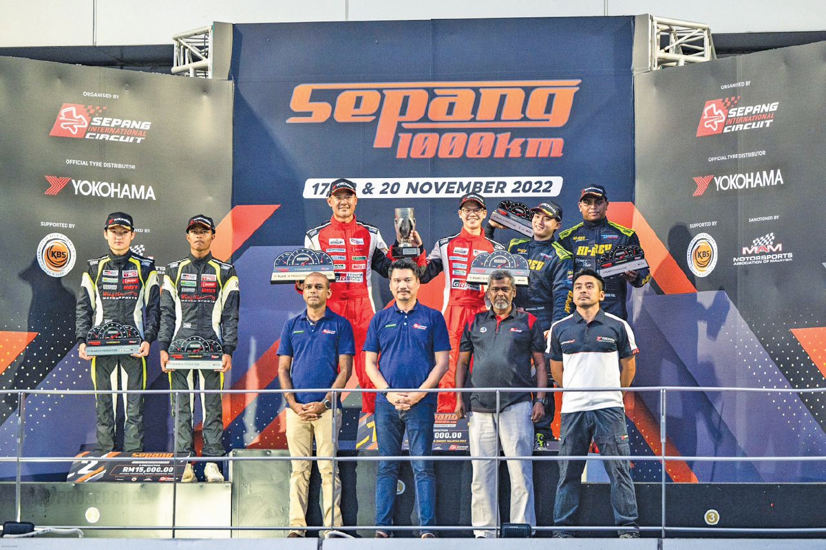 PASUKAN GAZOO Racing Malaysia yang diterajui Tengku Djan Ley dan Naquib Azlan berdiri di tangga teratas perlumbaan S1K di iringi dengan pasangan Jwan Hii dan Hayden Haikal (kiri) di tempat kedua keseluruhan yang juga memandu jentera Toyota sementara pasangan Mitchell Cheah dan Brandon Paul Anthony di tempat ketiga.