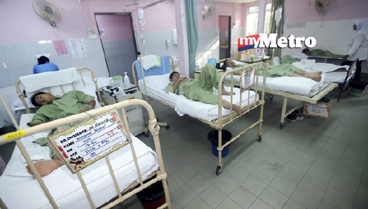 Pelajar Sekolah Menengah Sains Tapah yang dirawat di Hospital Tapah akibat keracunan makanan, semalam. - Foto FAIL