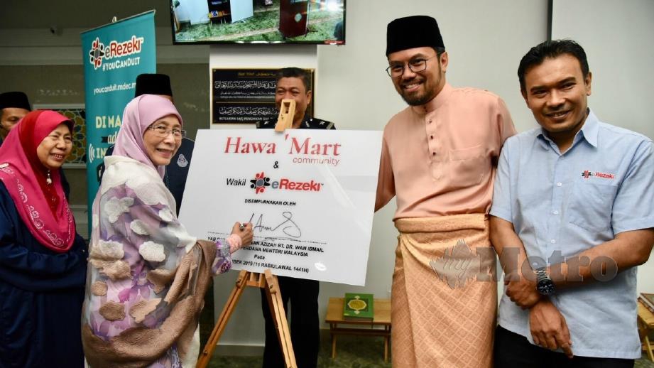 Dr Wan Azizah merasmikan Hawa Mart Community di Masjid Al-Ubudiah, Bukit Segambut hari ini. FOTO Ihsan FB Dr Wan Azizah Wan Ismail