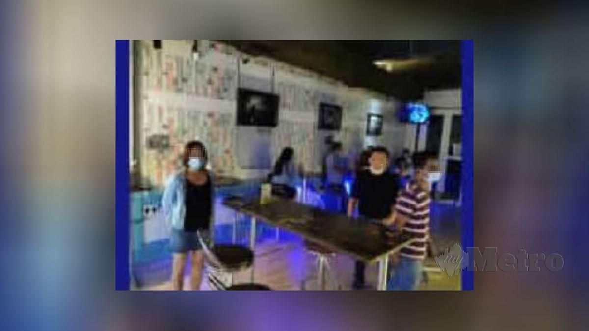 ANTARA individu yang diperiksa dalam serbuan di dua pusat hiburan di Jalan Puchong Mesra, semalam.