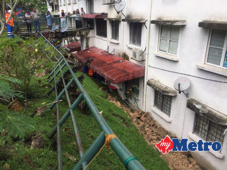 Keadaan tanah runtuh yang menyebabkan dua unit apartmen di Riverdale Park Bukit Antarabangsa, terjejas 3.30 petang tadi. FOTO Mohd Fadly Samsudin