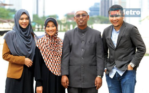 USTAZAH Isfadiah, suami ustaz Muhidin bersama Diana Amir (kiri) dan penerbit, Ahmad Safuan Abd Rashid (kanan).