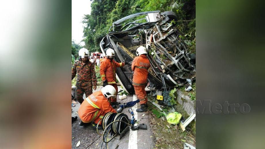 KEADAAN kemalangan membabitkan bas awam dan kereta di Jalan Kuala Klawang - Seremban dekat Bukit Tangga. FOTO ihsan pembaca 