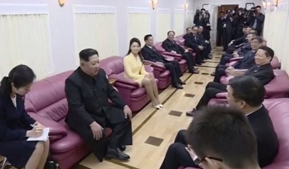 KIM Jong-un menerima kunjungan pegawai kanan China dalam kereta api. FOTO Reuters/KRT