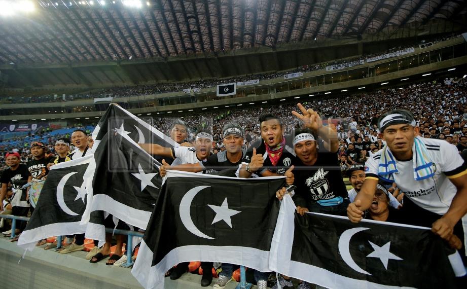 SEBAHAGIAN penyokong pasukan Terengganu pada perlawanan akhir Piala Malaysia 2018 antara Terengganu menentang Perak di Stadium Shah Alam. FOTO/LUQMAN HAKIM ZUBIR