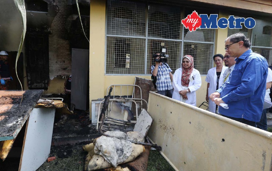 Dr Mah Hang Soon (kanan) bersama Dr Norhayati Nordin (kiri) melawat kawasan Wad 11 HBUK yang terbakar. FOTO Muhaizan Yahya 