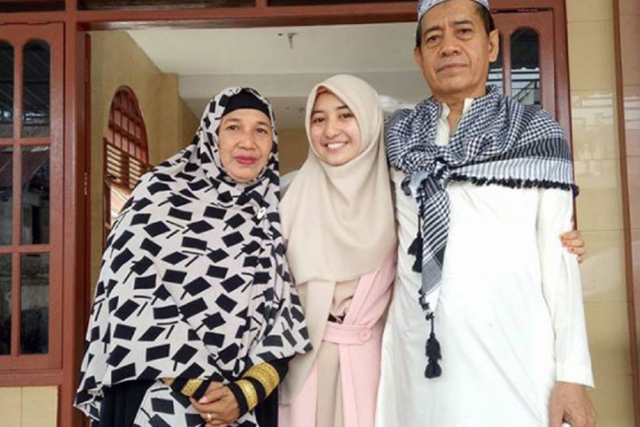 Aisyah bersama ibu bapanya. - Foto Facebook (Liputan6)