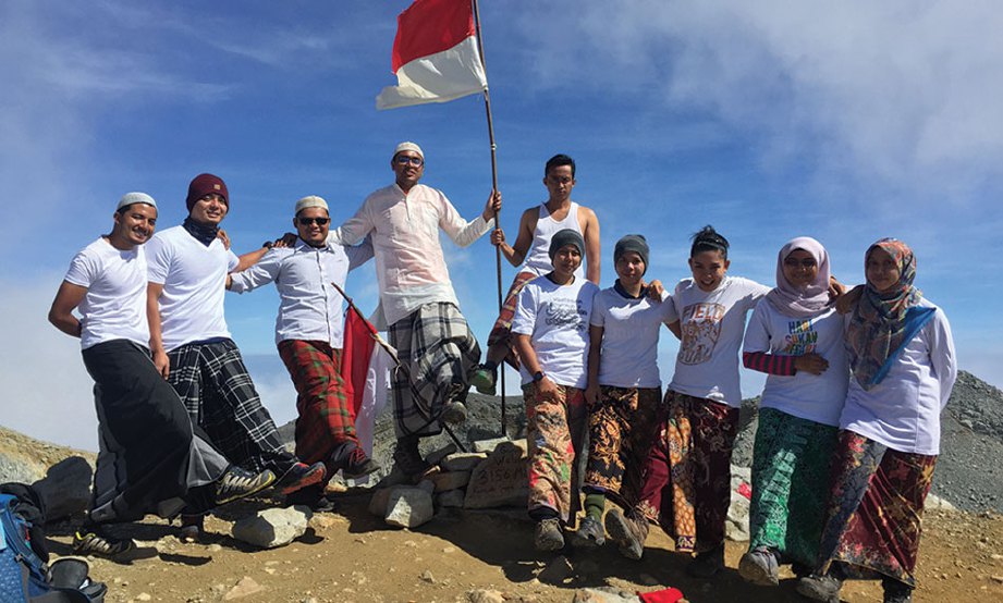 FAIZ (kiri) bersama kumpulan pendaki yang memakai kain pelekat dan kain batik merakam detik bermakna di puncak Gunung Welirang.
