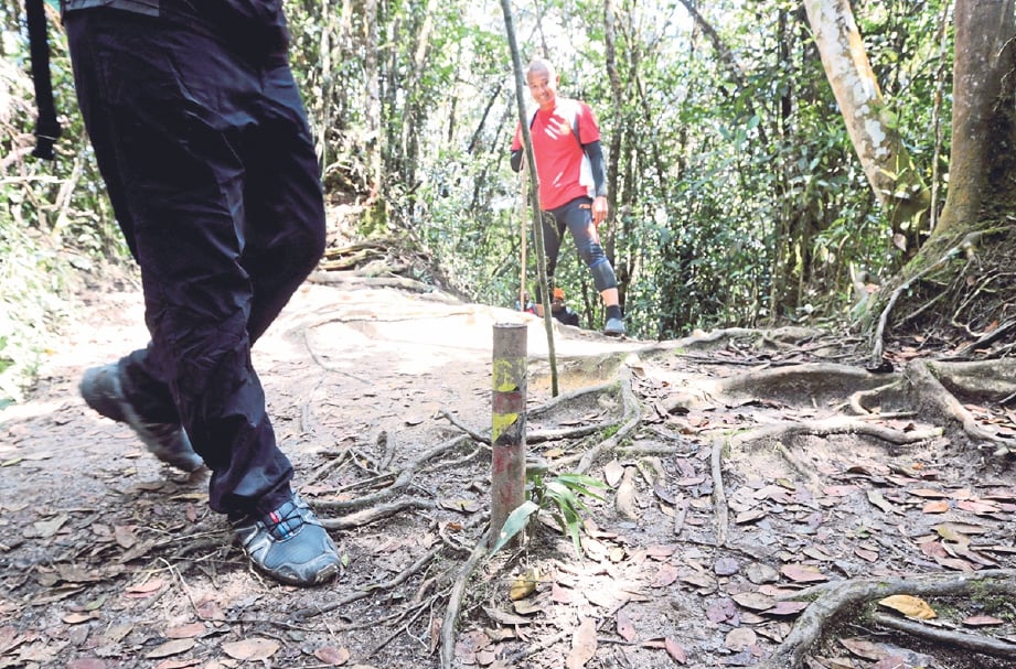 TANDA sempadan antara Pahang dan Selangor ketika mendaki Gunung. 
