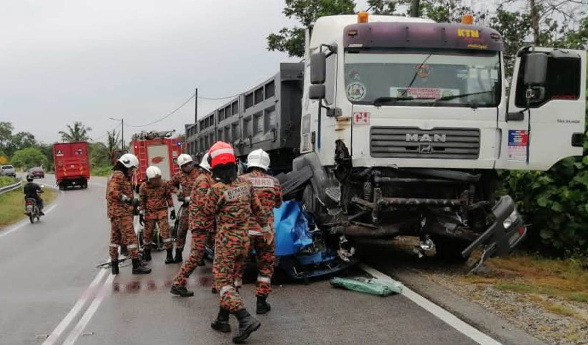 KEADAAN Perodua Myvi selepas berlanggar dengan treler menyebabkan dua maut di Jalan Rompin Lama, dekat Nenasi, Pekan. FOTO Ihsan JBPM