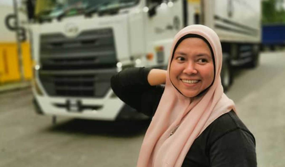 SITI Sufiah yang mula mendapat lesen lori pada usia 21 tahun mempunyai banyak pengalaman memandu jentera lori dan treler ke seluruh negara. FOTO Ihsan Siti Sufiah Zainudin