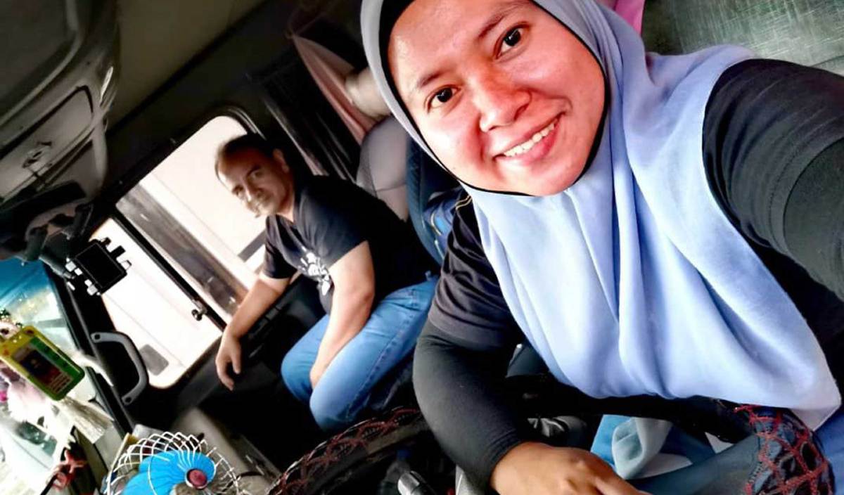 SITI Sufiah mendapat restu suaminya, Abdul Aziz yang juga pemandu treler. FOTO Ihsan Siti Sufiah Zainudin