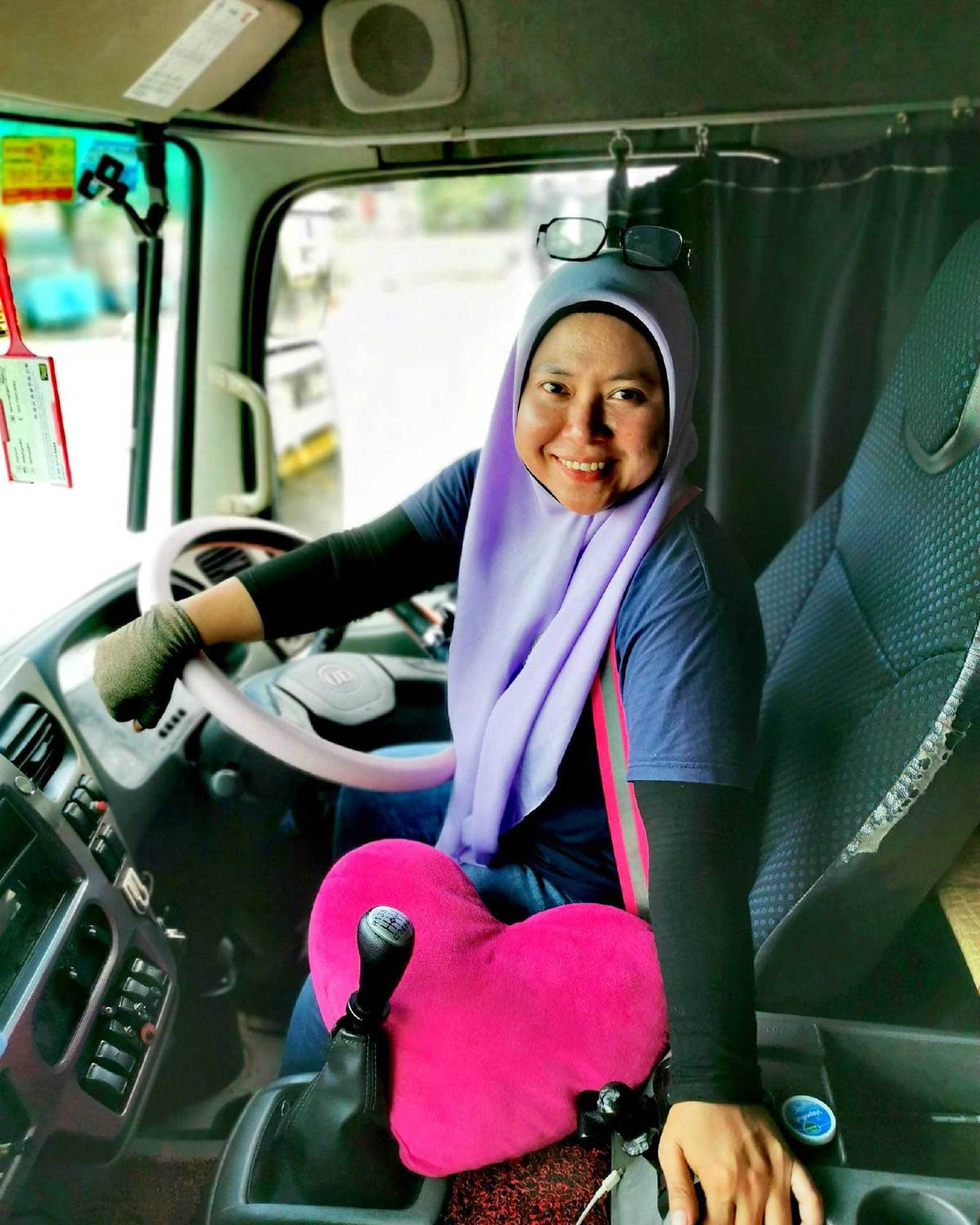 SITI Sufiah tidak kisah bekerja sebagai pemandu treler walaupun kerjayanya didominasi kaum Adam. FOTO Ihsan Siti Sufiah Zainudin