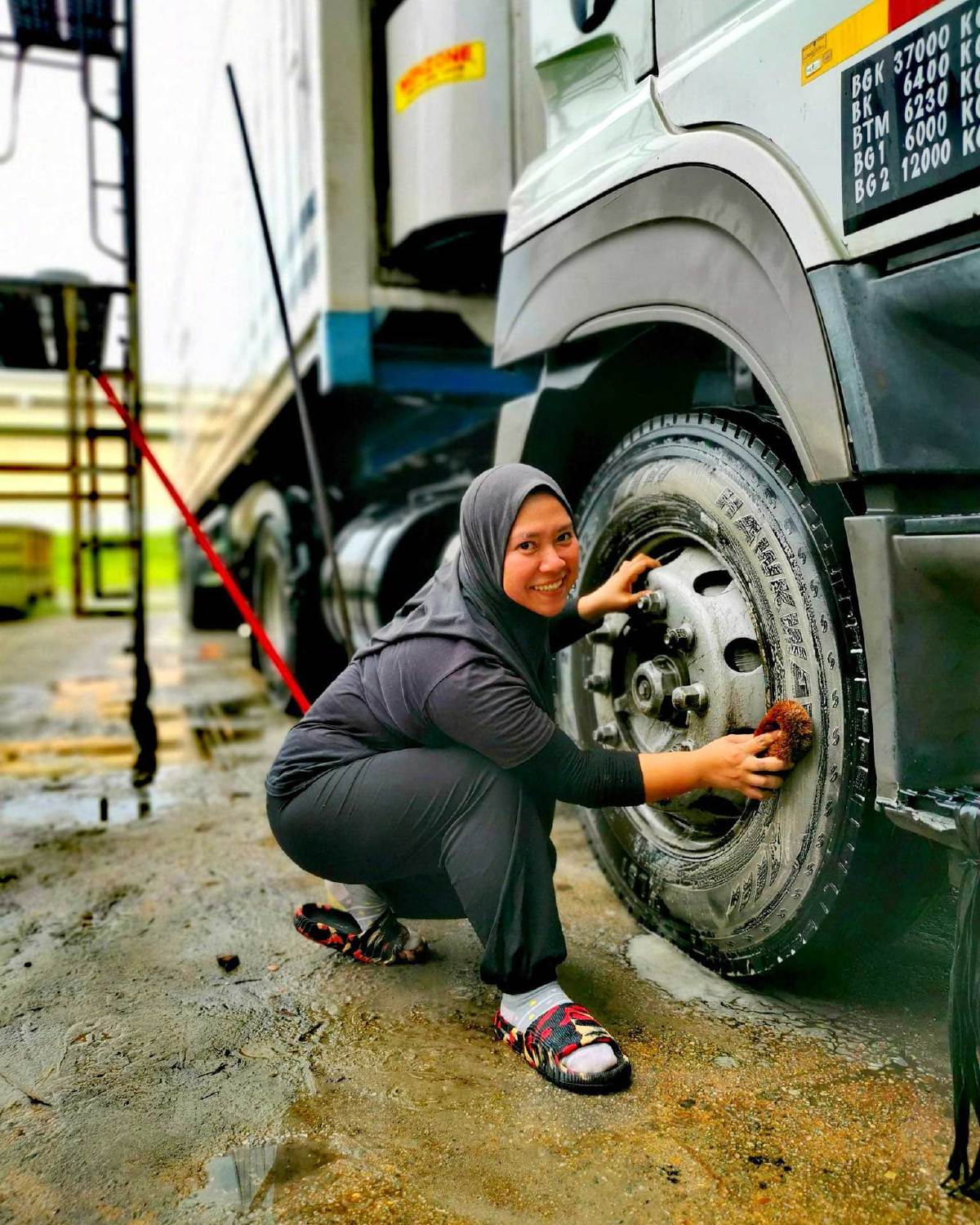 SITI Sufiah mencari rezeki sebagai pemandu treler sejak 14 tahun lalu. FOTO Ihsan Siti Sufiah Zainudin
