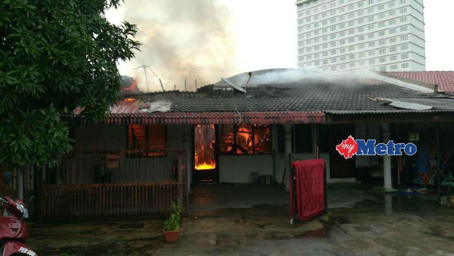 Kebakaran membabitkan tiga kediaman di Taman Mergong Jaya. FOTO ihsan bomba