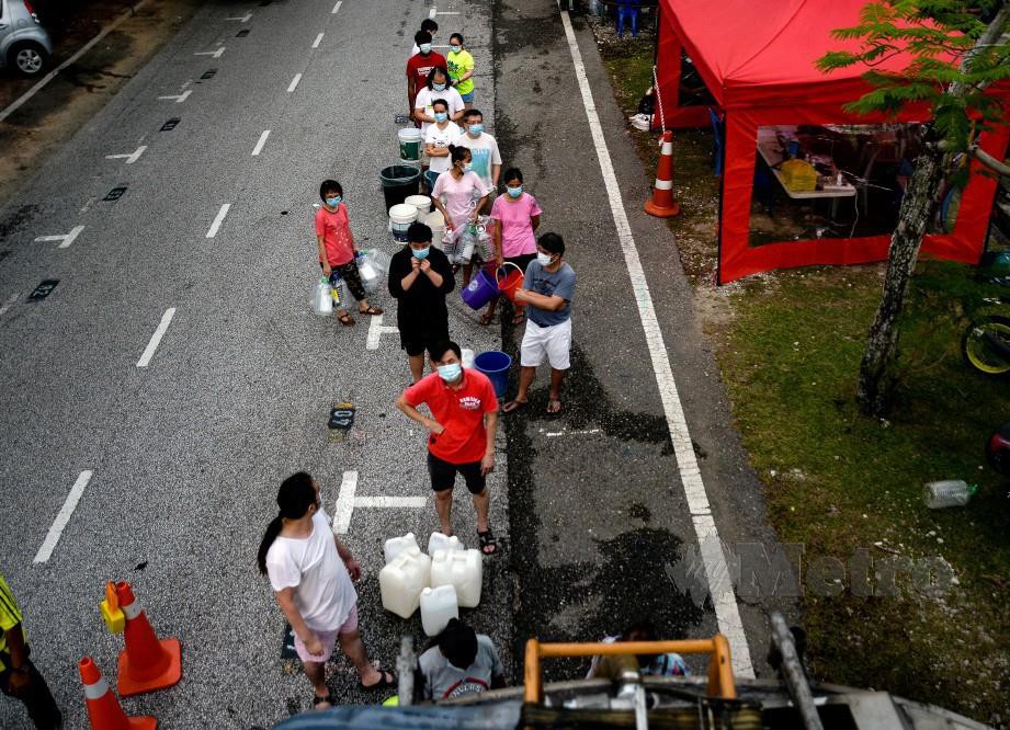 PENDUDUK sekitar USJ 4/5, Subang Jaya sedang mendapatkan bekalan air bersih bagi kegunaan harian. FOTO BERNAMA