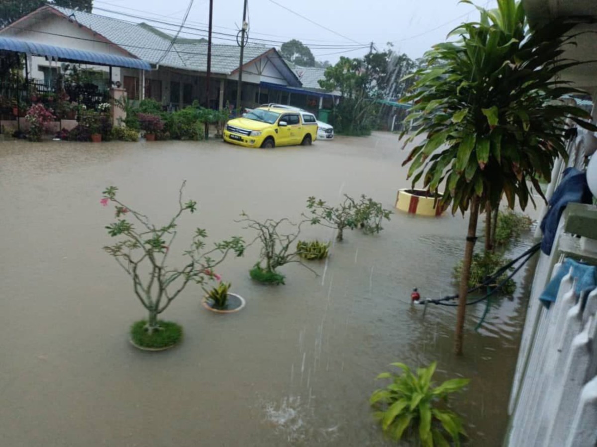 Situasi banjir di beberapa lokasi pada awal pagi di sekitar daerah Kota Belud. FOTO IHSAN PEMBACA
