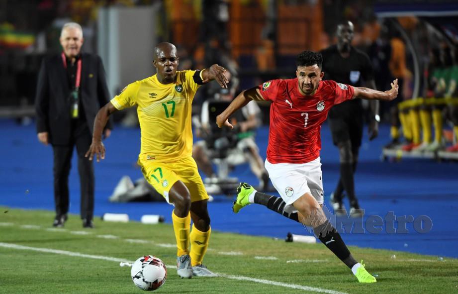 TREZEGUET (kanan) melarikan bola sebelum menjaringkan gol tunggal kemenangan di Stadium Antarabangsa Kaherah, awal pagi tadi. — FOTO AFP