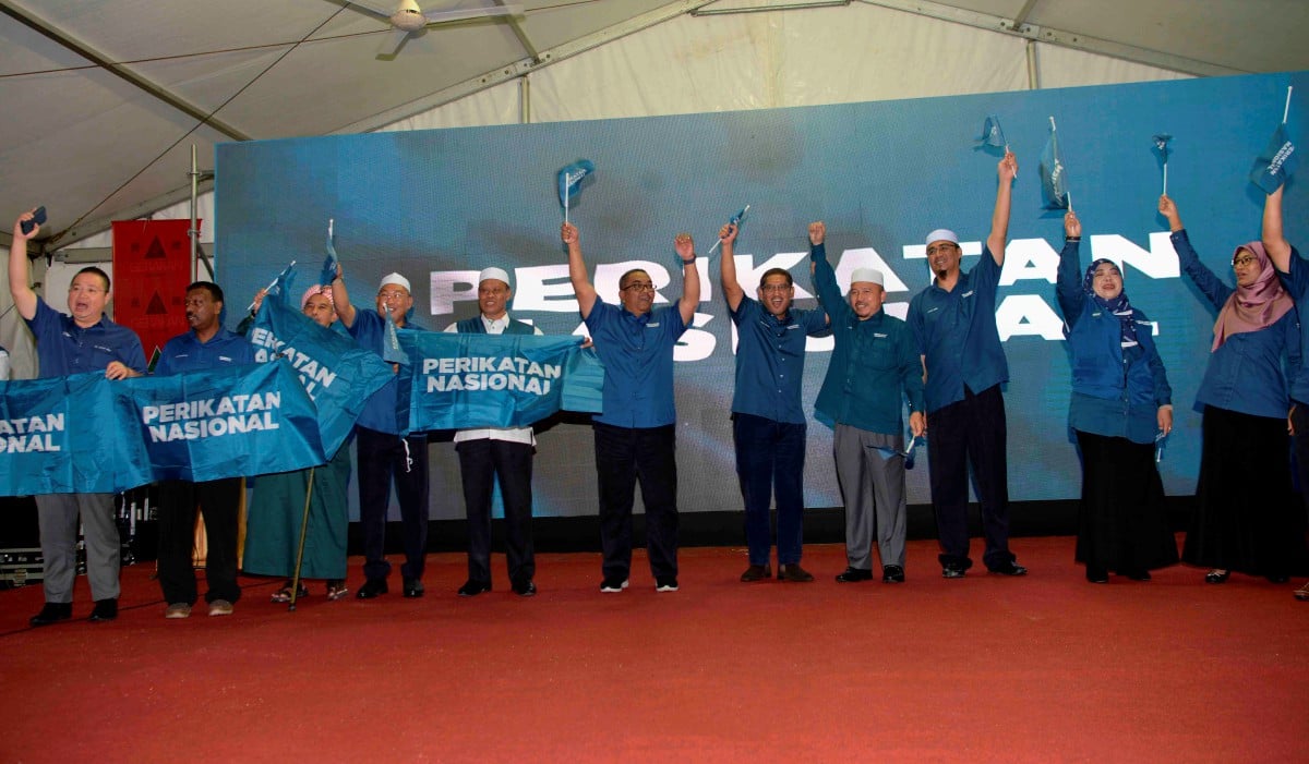 Muhammad Sanusi (enam dari kiri) bersama Timbalan Pengerusi Pakatan Nasional (PN) Datuk Seri Ahmad Faizal Azumu melancarkan Himpunan Jentera Perikatan Nasional Kedah di Kompleks PAS Kedah, Kota Sarang Semut malam tadi. FOTO BERNAMA